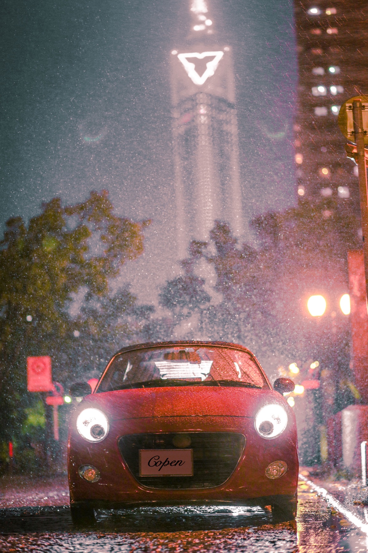 雨と都市を活かした自動車撮影